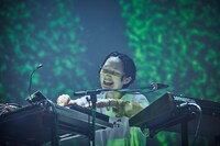 AAAMYYY（Cho, Syn）（撮影：井手康郎［GRACABI］）