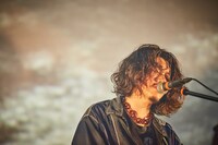 小原綾斗（Vo, G）（撮影：井手康郎［GRACABI］）