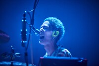 John Natsuki（Dr）（撮影：井手康郎［GRACABI］）