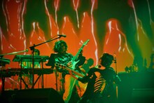 小原綾斗（Vo, G）と高木祥太（B / BREIMEN）。（撮影：井手康郎［GRACABI］）