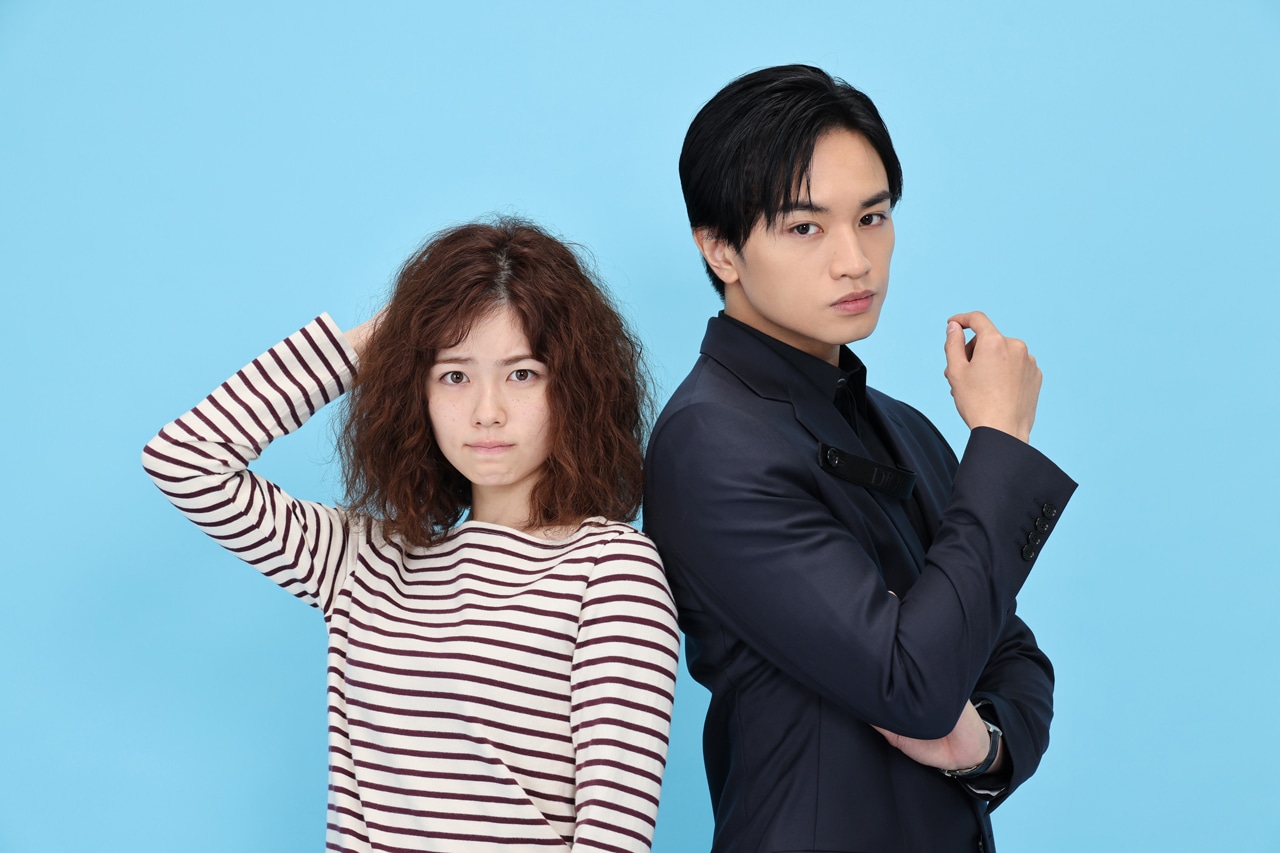 左から佐藤愛役の小芝風花、長谷部宗介役の中島健人。