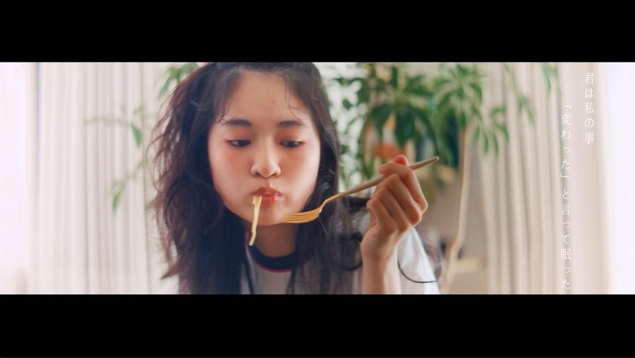 さとうもか「Love Buds」ミュージックビデオのワンシーン。