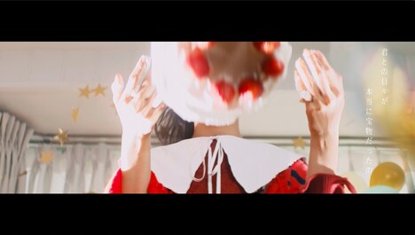 さとうもか「Love Buds」ミュージックビデオのワンシーン。