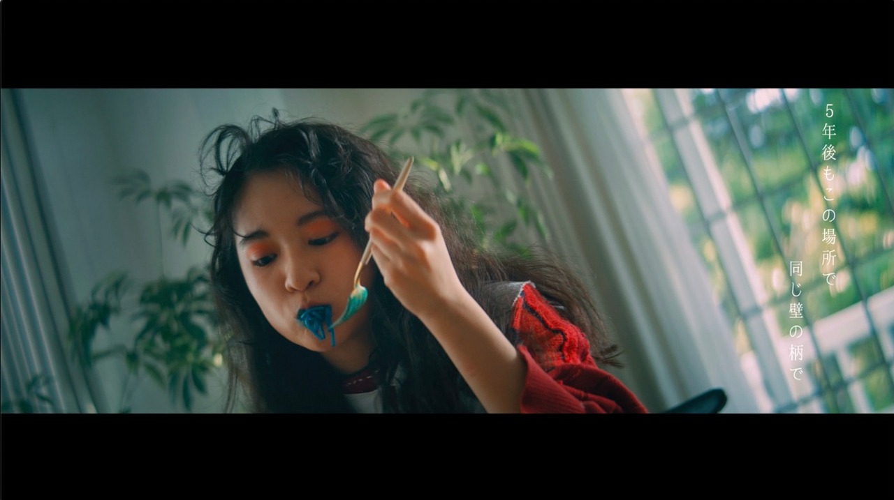 さとうもか「Love Buds」ミュージックビデオのワンシーン。