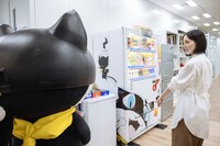 自動販売機を見つけたのっちさん。