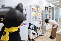 細部までラッピングをチェックするのっちさん。