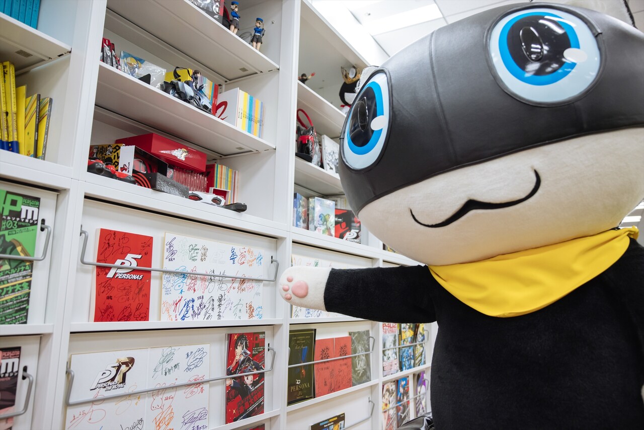 声優陣のサインを自慢げに見せるモルガナ。