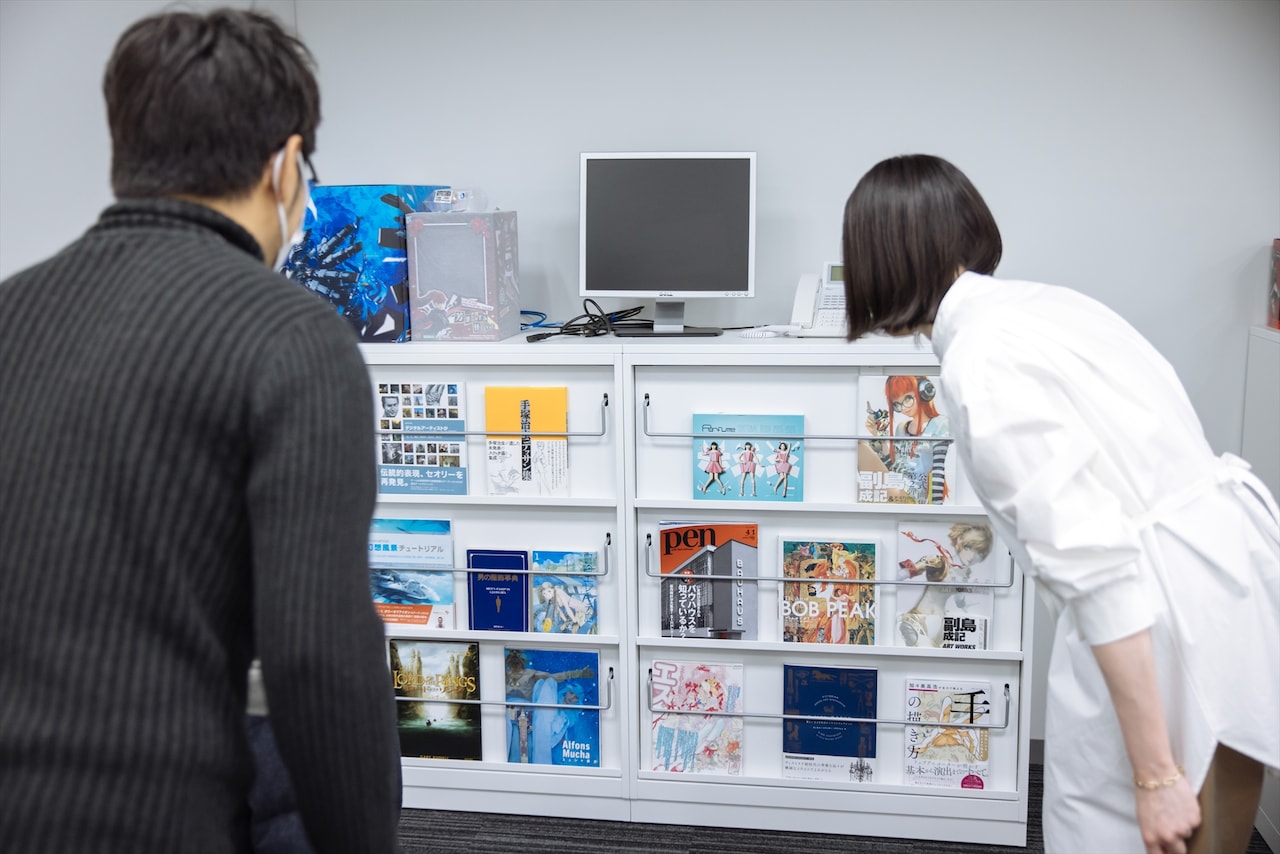 「衣装が素晴らしいので参考になります」と「Perfume Costume Book 2005-2020」について語る副島さん。