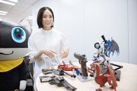 デスク周りをチェックするのっちさん。