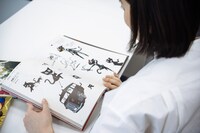 「ペルソナ5 公式設定画集」に掲載されているモルガナの初期イメージを見るのっちさん。