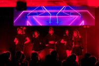 「DEAR KISS ONEMAN LIVE "DEAREST DREAM #8"～『ダンスはキスのように、キスはダンスのように』release party ～」の様子。（写真提供：ビクターエンタテインメント）