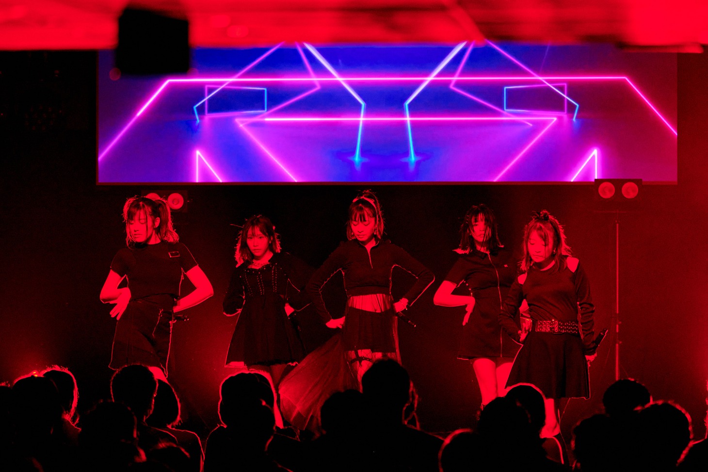 「DEAR KISS ONEMAN LIVE "DEAREST DREAM #8"～『ダンスはキスのように、キスはダンスのように』release party ～」の様子。（写真提供：ビクターエンタテインメント）