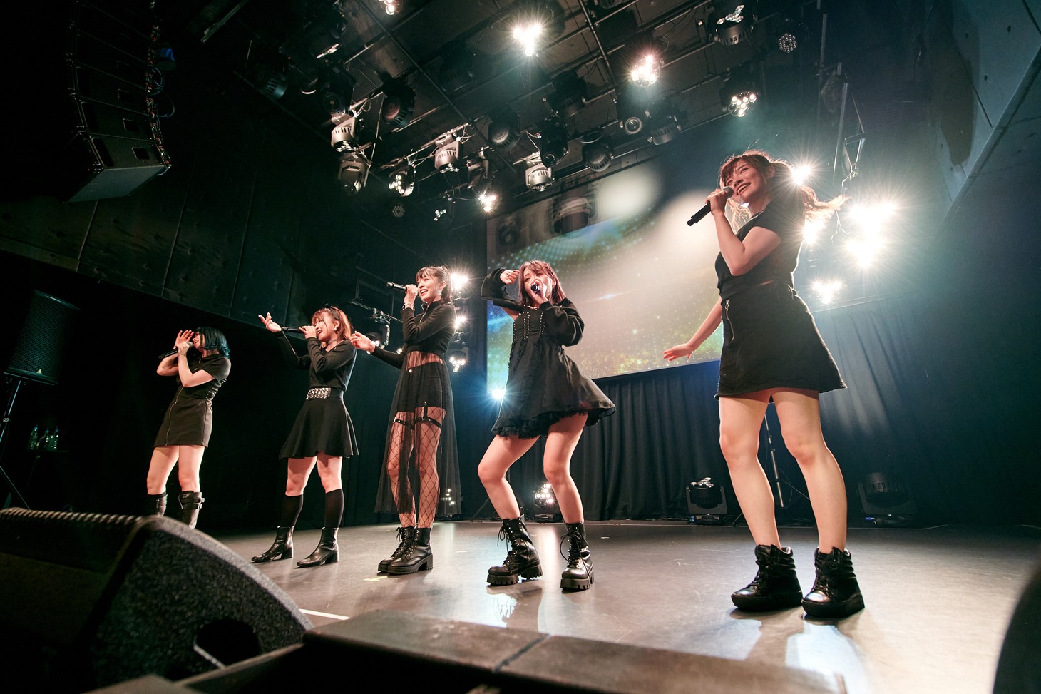 「DEAR KISS ONEMAN LIVE "DEAREST DREAM #8"～『ダンスはキスのように、キスはダンスのように』release party ～」の様子。（写真提供：ビクターエンタテインメント）