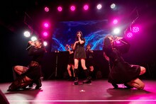 「DEAR KISS ONEMAN LIVE "DEAREST DREAM #8"～『ダンスはキスのように、キスはダンスのように』release party ～」の様子。（写真提供：ビクターエンタテインメント）
