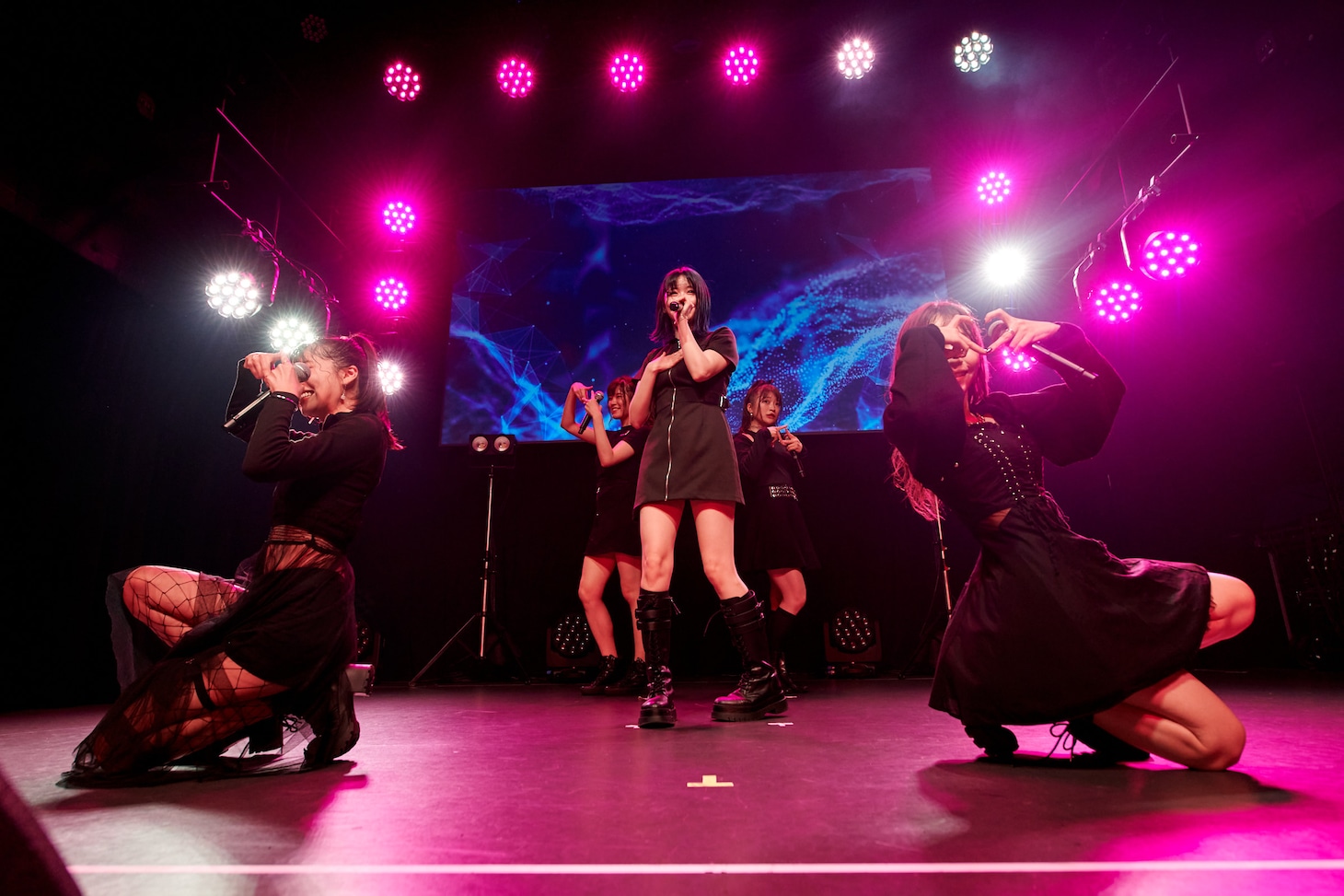 「DEAR KISS ONEMAN LIVE "DEAREST DREAM #8"～『ダンスはキスのように、キスはダンスのように』release party ～」の様子。（写真提供：ビクターエンタテインメント）