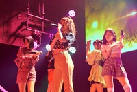 「DEAR KISS ONEMAN LIVE "DEAREST DREAM #8"～『ダンスはキスのように、キスはダンスのように』release party ～」の様子。（写真提供：ビクターエンタテインメント）