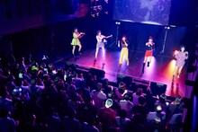 「DEAR KISS ONEMAN LIVE "DEAREST DREAM #8"～『ダンスはキスのように、キスはダンスのように』release party ～」の様子。（写真提供：ビクターエンタテインメント）