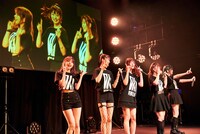 「DEAR KISS ONEMAN LIVE "DEAREST DREAM #8"～『ダンスはキスのように、キスはダンスのように』release party ～」の様子。（写真提供：ビクターエンタテインメント）
