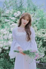 宮脇咲良「SAKURA MIYAWAKI "Graduation Visual Booklet"」より。 (c)Mercury