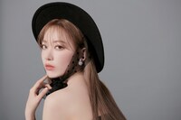 宮脇咲良「SAKURA MIYAWAKI "Graduation Visual Booklet"」より。 (c)Mercury