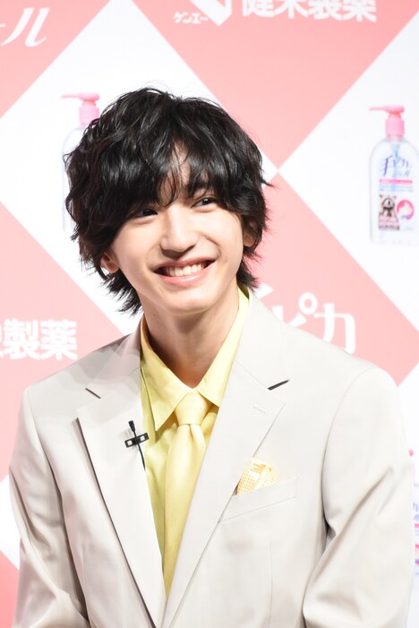 キメ顔を見せる道枝駿佑（なにわ男子、関西ジャニーズJr.）。