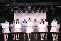 「暴露王決定戦」でそれぞれフリップを掲げる=LOVE。