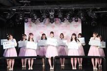 「暴露王決定戦」でそれぞれフリップを掲げる=LOVE。