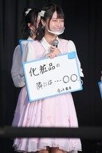 化粧品の横に砂糖と塩を置いて食べていることを告白する佐々木舞香。