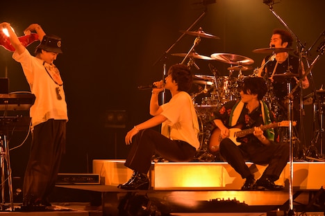 「SAUNA SONG」の曲中、ステージ上でサウナを再現するDISH//。