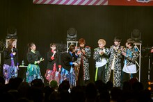 過去にBOYS AND MENと競演した際に着用した学ラン風衣装で登場したTEAM SHACHI（左）。（撮影：曽我美芽）