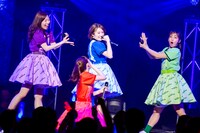 ポーズを決める咲良菜緒（中央）。（撮影：曽我美芽）