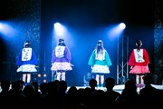 背中に“推しネタ”を書いて登場したTEAM SHACHI。（撮影：曽我美芽）