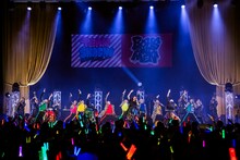 TEAM SHACHIとBOYS AND MENによるコラボの様子。（撮影：曽我美芽）