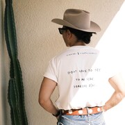 “honey, don’t you worry”オーガニックコットンTシャツ着用写真