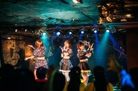 下北沢SHELTERでライブを行うさとりモンスター。（撮影：町田千秋）