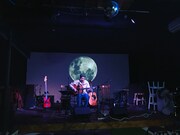 台北月見ル君想フでライブをする洪申豪。（撮影：浪漫的工作室）