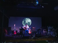 台北月見ル君想フでライブをする洪申豪。（撮影：浪漫的工作室）