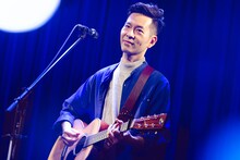 佐藤良成（Vo, G, Violin / ハンバート ハンバート）（撮影：東美樹）