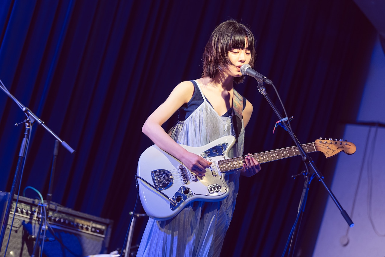 塩塚モエカ（Vo, G / 羊文学）（撮影：東美樹） - やのとあが