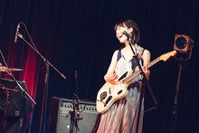 塩塚モエカ（Vo, G / 羊文学）（撮影：東美樹）