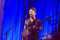 上妻宏光（Vo, 三味線 / やのとあがつま）（撮影：東美樹）