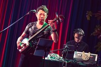 上妻宏光（Vo, 三味線 / やのとあがつま）（撮影：東美樹）