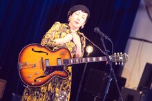 伊東妙子（Vo, G / Ｔ字路s）（撮影：東美樹）