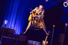 伊東妙子（Vo, G / Ｔ字路s）（撮影：東美樹）