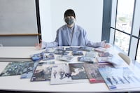 MONSTA XのCDに囲まれる土岐麻子。