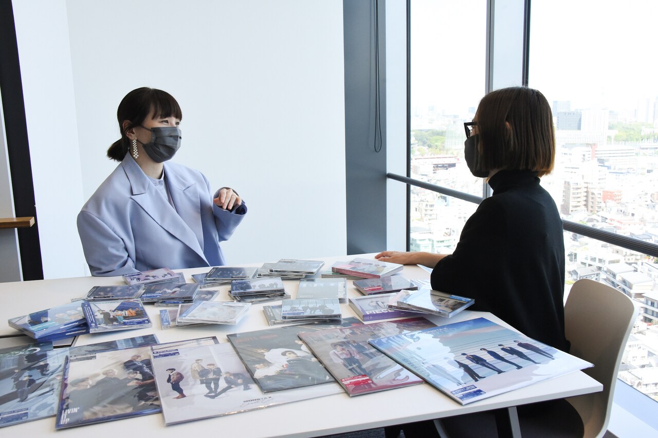 左から土岐麻子、亀田裕子ディレクター。