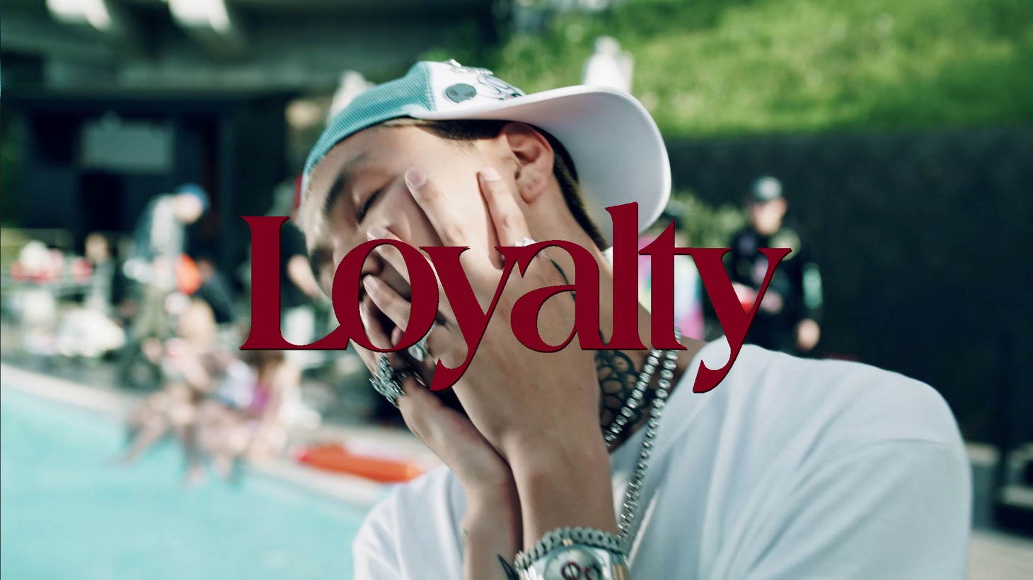 LEX「Loyalty」ミュージックビデオのサムネイル。