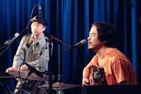 左からエマーソン北村（Key）、辻村豪文（Vo, G / キセル）。（撮影：東美樹）