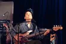 辻村友晴（Vo, B, Musical saw / キセル）（撮影：東美樹）