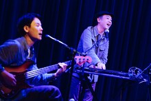 左から辻村友晴（Vo, B, Musical saw / キセル）、エマーソン北村（Key）。（撮影：東美樹）